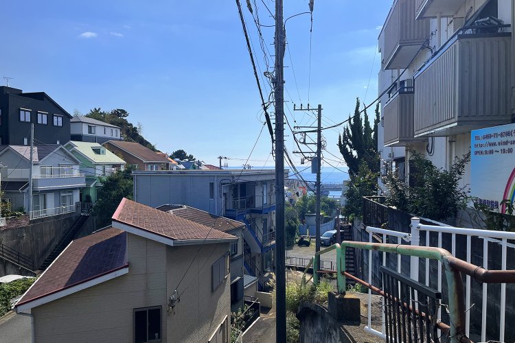 左手には海。