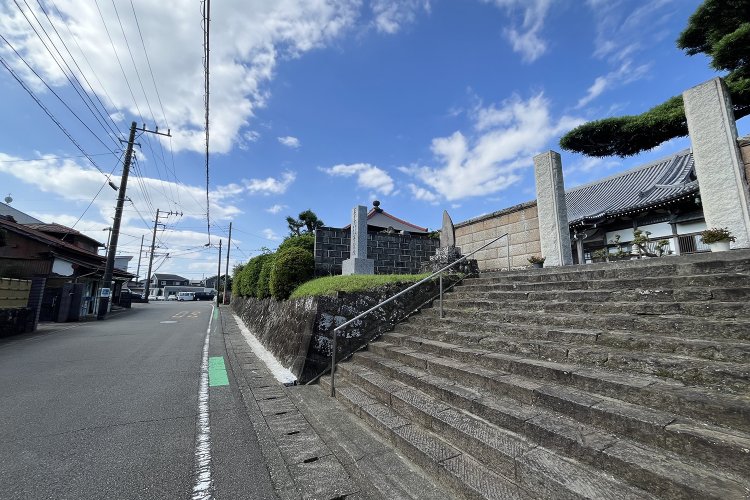 等覚院の入り口と旧東海道。