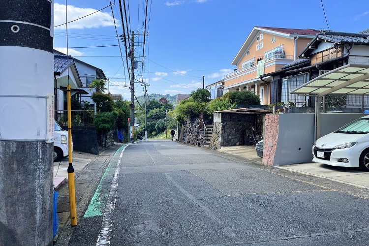 松屋本陣跡付近の旧東海道。この先下り坂なのがわかるだろうか。