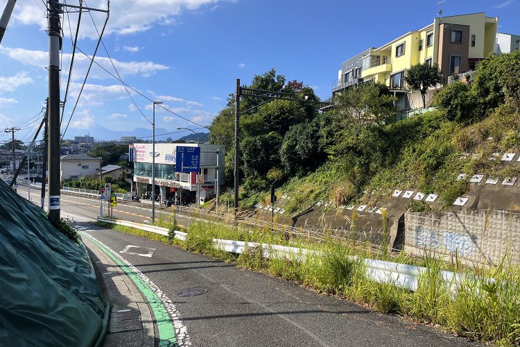 旧東海道の押切坂。左奥が国道1号との合流地点。