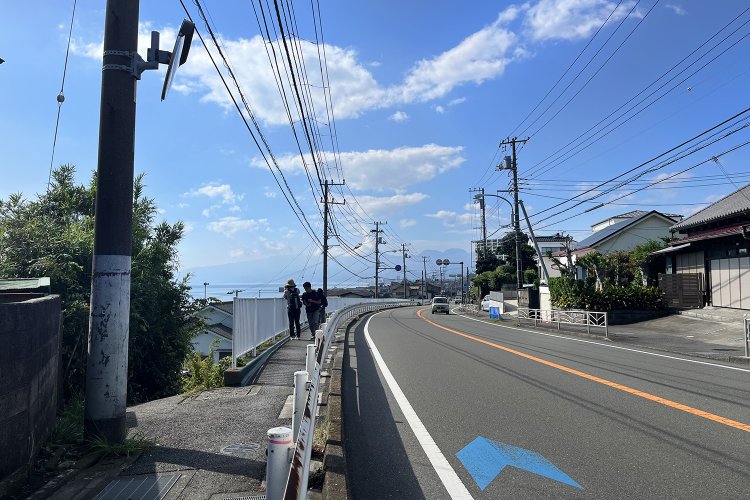 前川公園付近のゆるいカーブでは、海がひらけて見えてくるのが気持ちいい。
