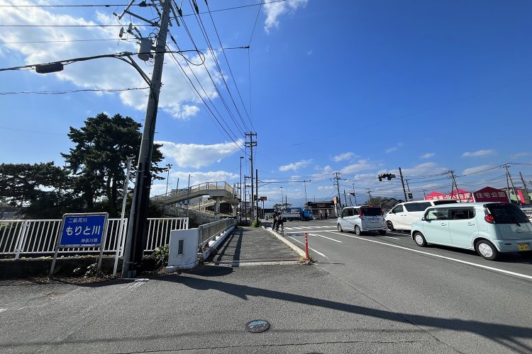 今日何度目の橋だろうか。森戸川を渡る親木橋。
