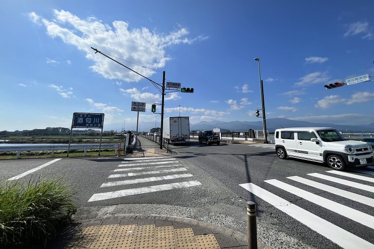 酒匂川を渡る酒匂橋。