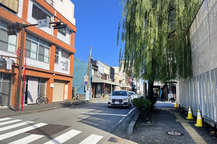 小田原城付近でも、旧東海道はすこし別れて先に南を進んでいる。写真は交差点で旧東海道を振り返ったところ。