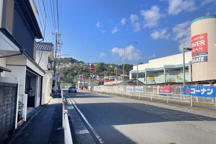 行く手にもっこりと緑が。箱根登山線の橋梁も見える。