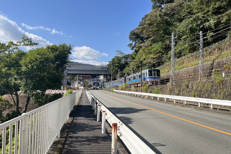 箱根登山線を走る小田急車両を追いかける。