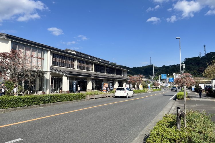 中継所付近を振り返ったところ。白い建物が『鈴廣かまぼこの里』。