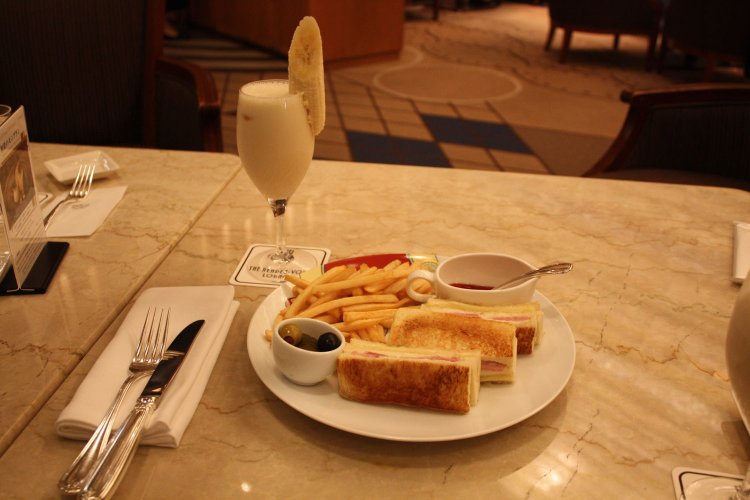 「バナナスプリット」（左上）と「クロックムッシュ ハムとチーズのホットサンドイッチ」。