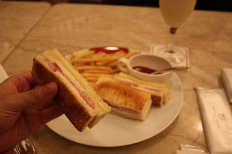 このカリジュワ感、伝えたい！ 断面を見ると、薄く切られた食パンが3枚重なっている。