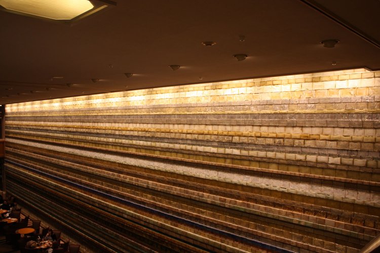ラウンジ内には造形美術家・多田美波さんが手がけた「黎明」（通称：光の壁）が。縦62段にわたり計7600個のガラスブロックが敷き詰められており圧巻！