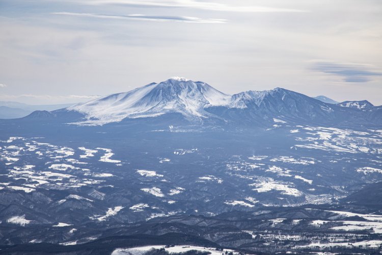 浅間山。南側から見るのとはまた違う形をしている。山頂付近には白煙も見える。