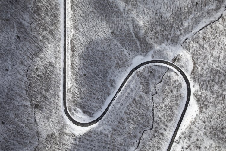 森の中を走る除雪された道路。形がおもしろかったので一部だけ切り取って撮影をした。