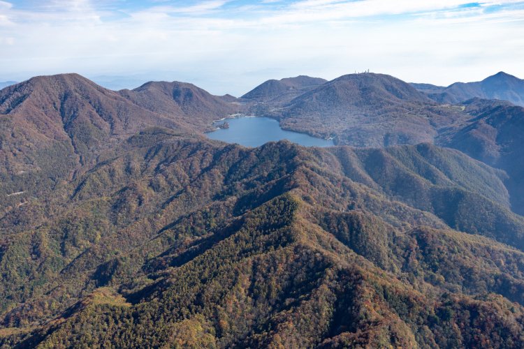 高度約2000mから見た、赤城山山頂付近にある大沼。奥に覚満淵（かくまんぶち）と、うっすら小沼も見える。