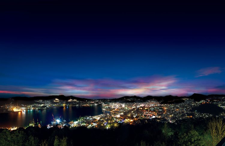 港町の息づかいを感じる、鍋冠山公園からの夜景（写真＝長崎県観光連盟）。