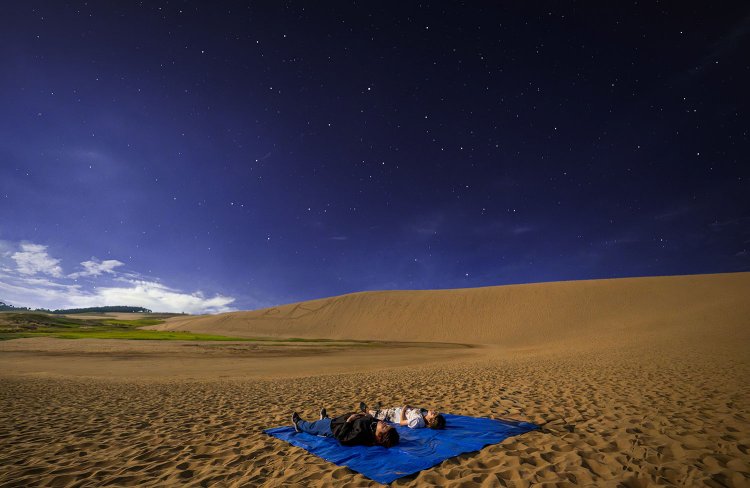 鳥取砂丘に寝転がってアラビアンナイト気分（撮影＝福角智江）。