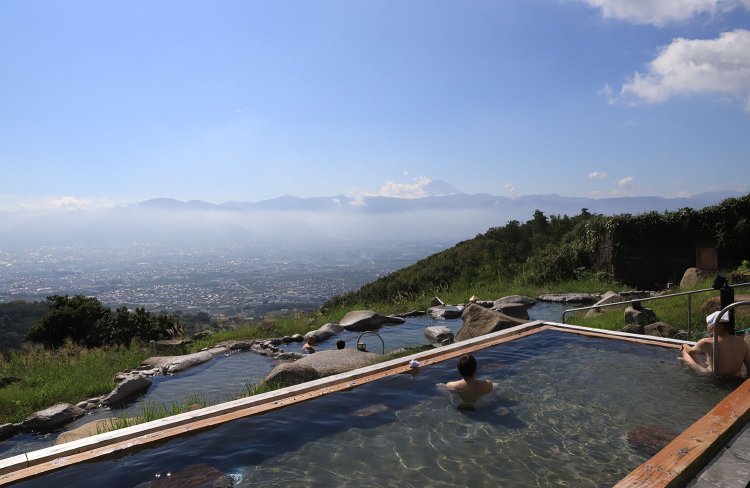 極上の展望が楽しめる、ほったらかし温泉（撮影＝鈴木健太）。