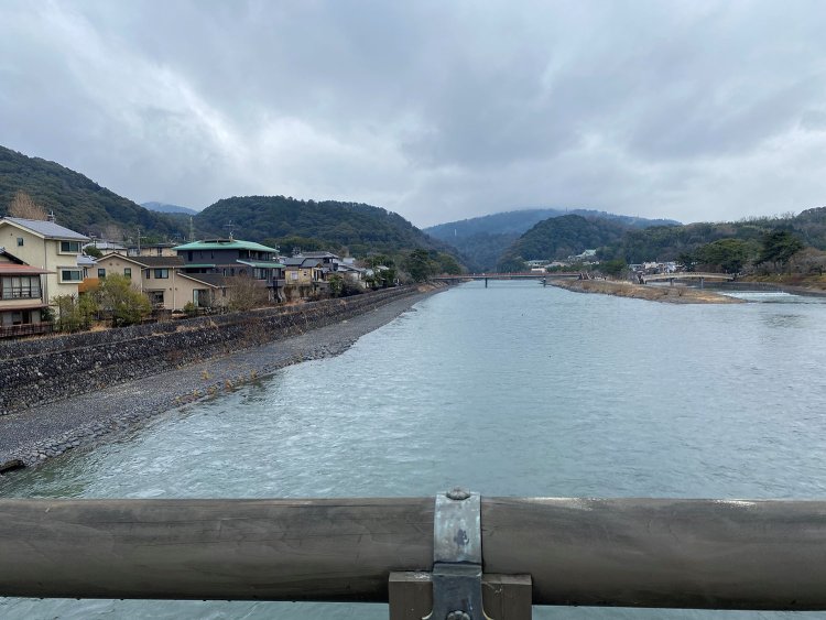 宇治橋から宇治川を望む。