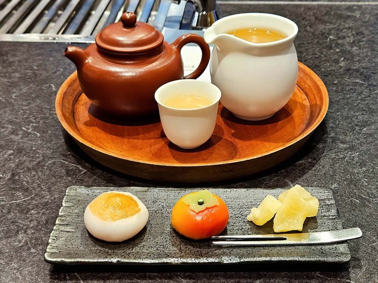 阿里山ウーロン茶1580円（お菓子付き）。