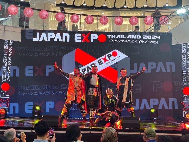 海外に住む者達とも交流しておるぞ！これはタイにて。