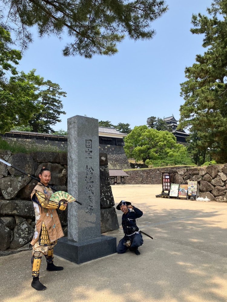 松江城の碑の前で。