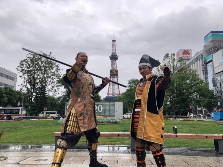 北海道「さっぽろテレビ塔」前。秀吉とともに。