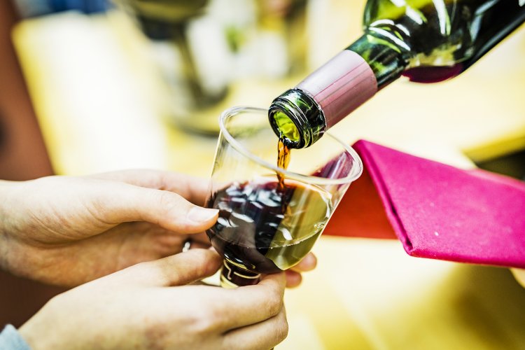 車内で味わえるワインは、沿線の須坂（すざか）市・中野市・飯綱（いいづな）町・高山村にあるワイナリーから厳選。飲み比べしながらお気に入りの一杯を探そう。