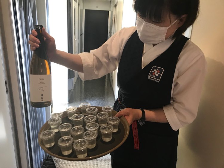 車内では振る舞い酒として無料試飲のおもてなしも。