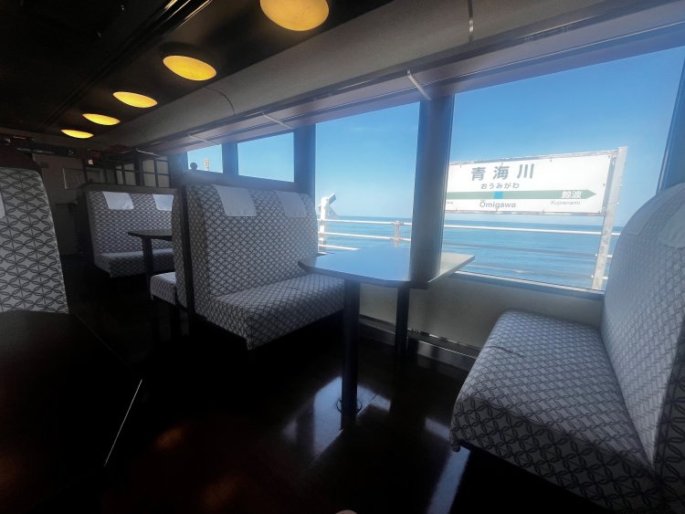 海に近い駅として有名な青海川（おうみがわ）駅ではしばしの停車タイムも。
