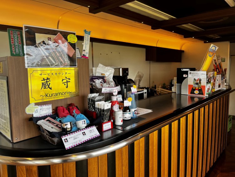 2号車のサービスカウンター「蔵守～Kuramri～」では、地酒やおつまみを販売。