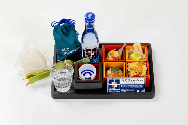 季節により内容が変わる食事付きプランは、おつまみ弁当に新潟米のおにぎり、笹団子と、新潟の食の魅力が満載。利き酒チケットも付いてくる。オリジナルの大吟醸酒は君の井酒造とコラボレーションした車内限定品。