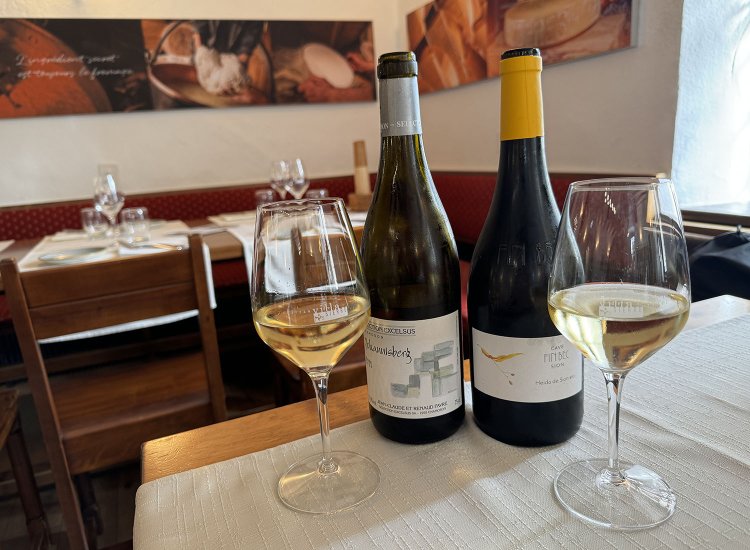 ヴァレーワインの代表的な白。ヨハニスベルク（左）とハイダを。