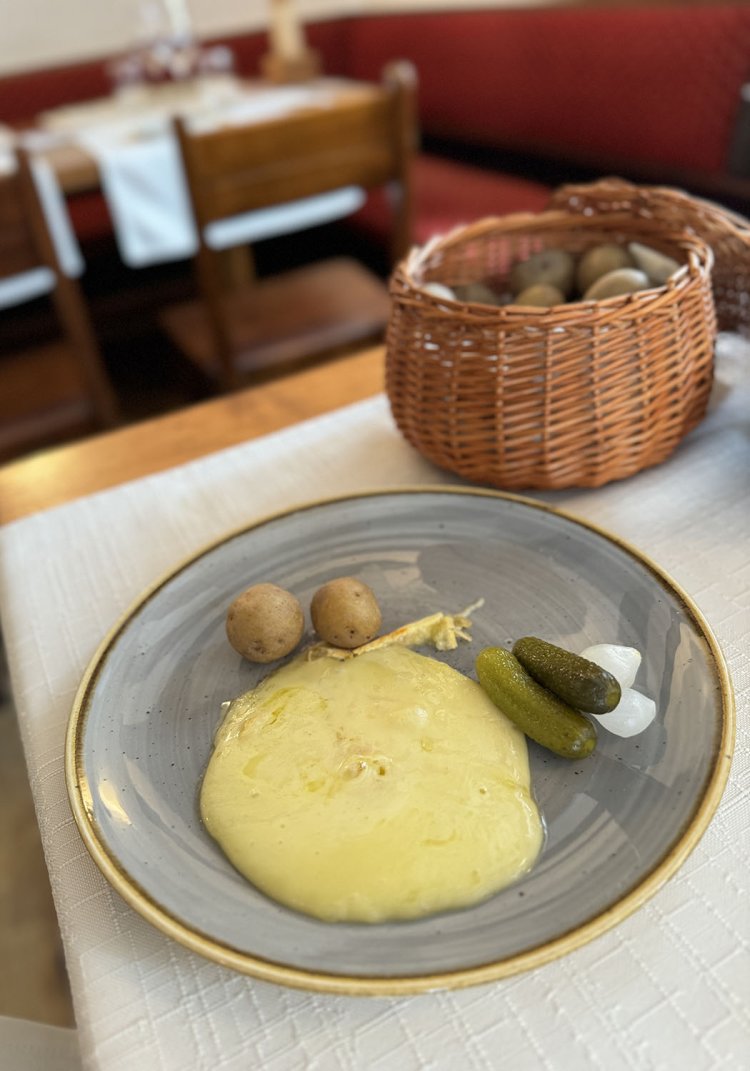 ゆでたジャガイモとピクルスが定番のセット。焦げたカリカリのところがたまらない。