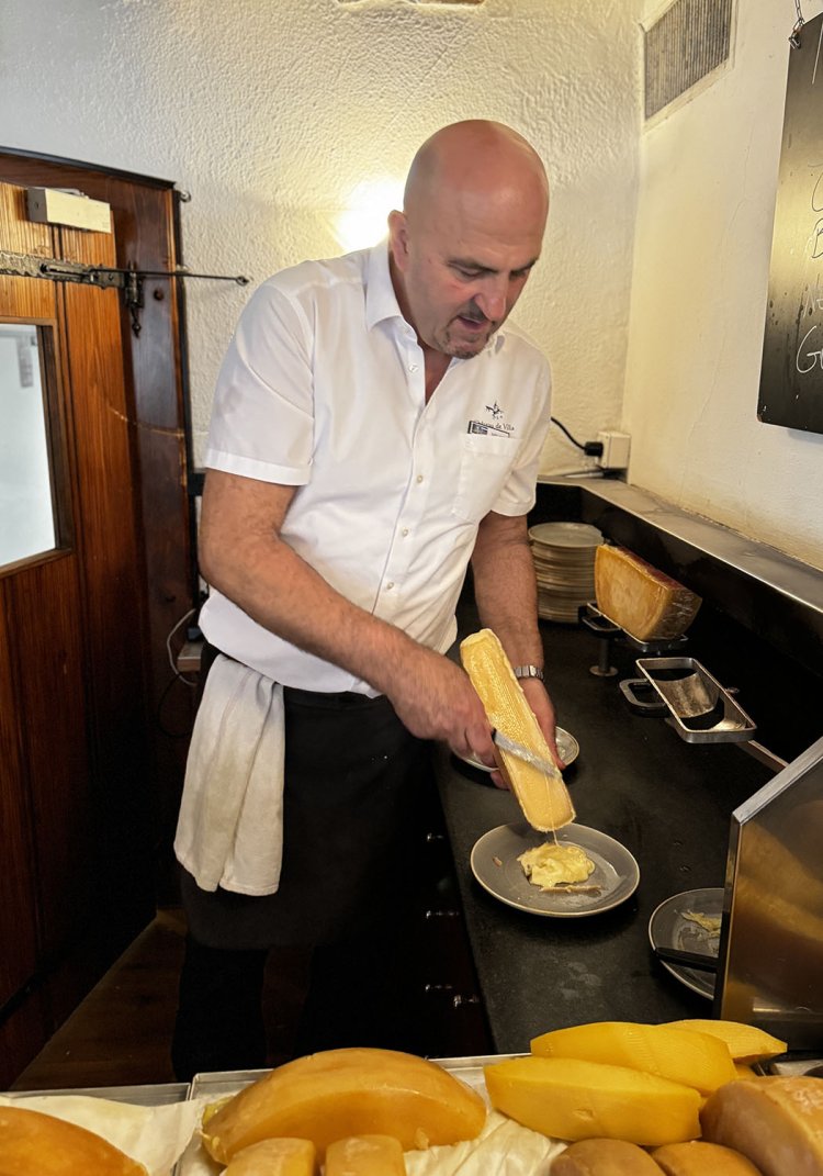 その場でチーズを溶かし、ひと皿ずつ持ってきてくれる。