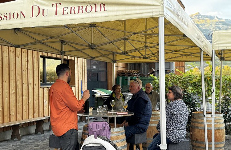 お店の前でテイスティング。一本一本、説明してくれる。