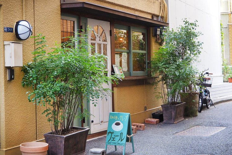 路地をのぞき込むと見えてくる、『トロワバグ ヴェール』の外観。