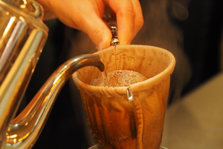 トロワブレンドは650円。おかわりは450円。メニューにはないが、 混雑していないタイミングなら深煎りのハイブレンドの注文も可能だとか。