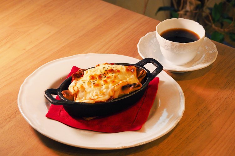 とろ〜りトマトグラタンクレープはコーヒーとセットで1800円、単品なら1400円。トロワブレンドは650円。