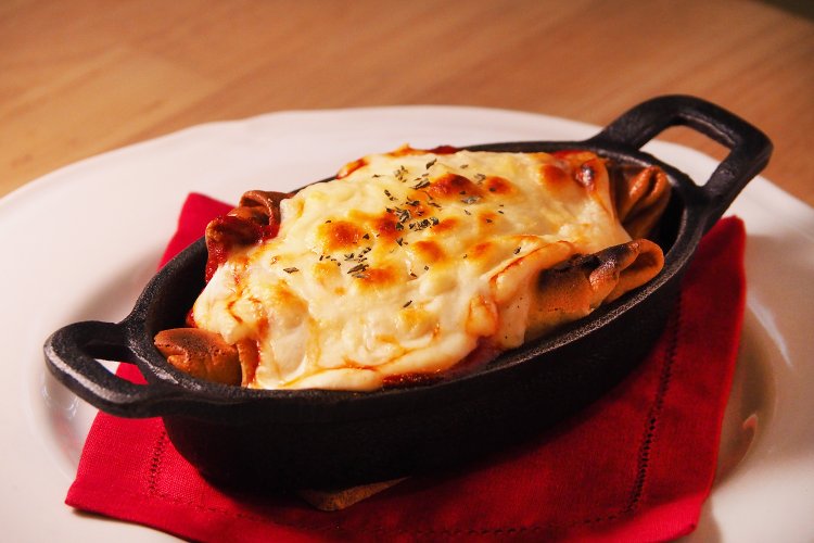 とろ〜りトマトグラタンクレープはコーヒーとセットで1800円、単品なら1400円。