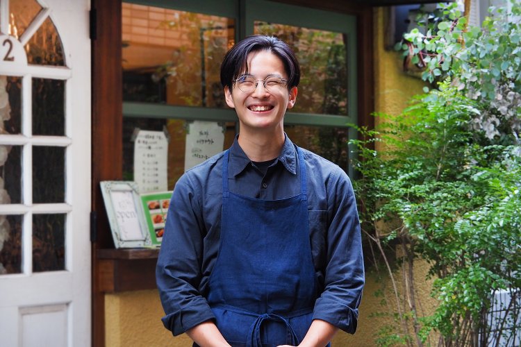 店先に立つ緑川さん。