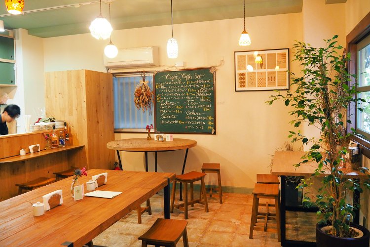 空間をゆったりと使った店内は、ほどよい開放感で落ち着く。