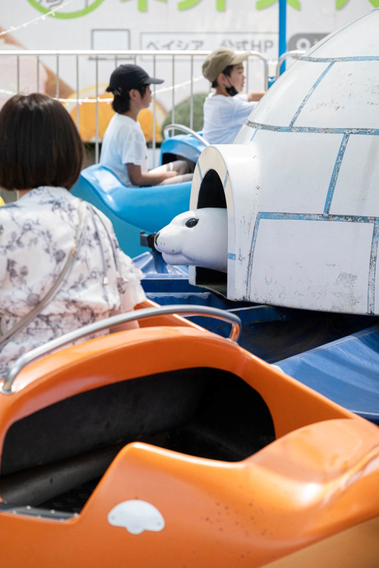 1台のくじらだけアザラシの隣で回れる「くじらのなみのり」。これを目当てに何度も並ぶ子もいるとか。