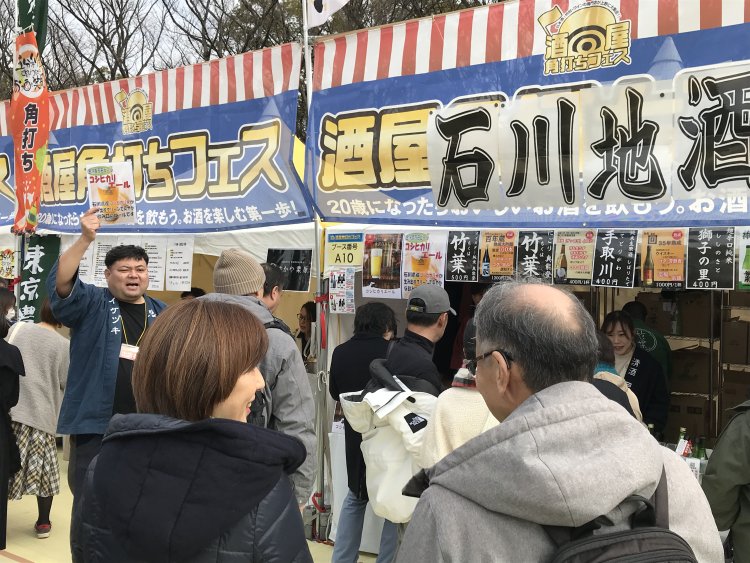 どの酒屋に立ち寄るか悩むのも楽しい（写真は2023年の様子）。
