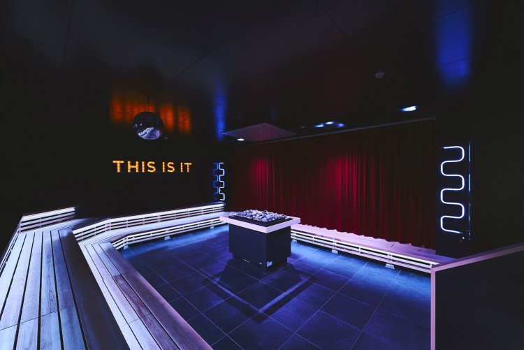 サウナシアター「This is it」は、館内着を着用して男女一緒に入れる劇場型サウナ室。
