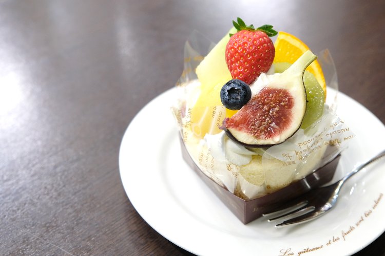 フルーツたっぷりロール700円。スポンジの中にもフルーツがぎっしり入っていて、大満足の食べ応え。