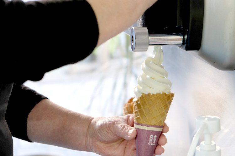 ソフトクリームも人気。冷凍したものも販売しているので、家族への土産にとたくさん購入していく客も。