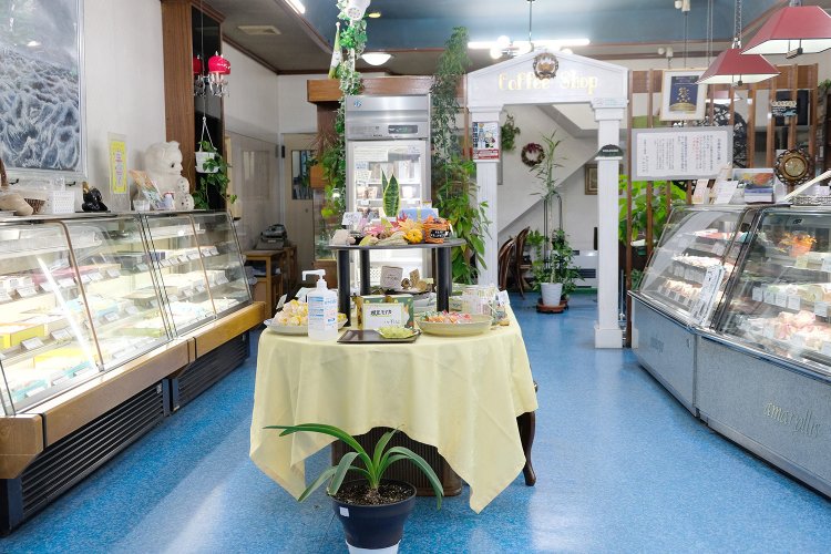 「Coffee Shop」と書かれた奥の白いゲートの先は喫茶コーナーになっている。