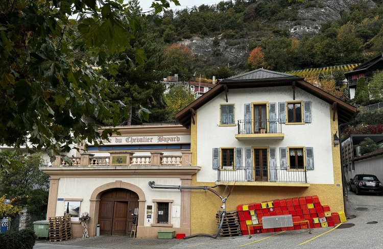 バス停のそばに立つ。2軒隣もワイナリー。