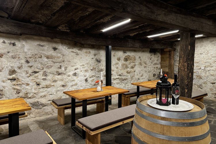 なんとなく洞窟っぽい造りになっているワインセラー。