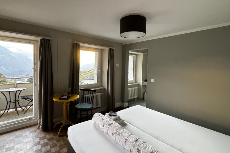 シンプルな内装が心地よく、窓の外にはブドウ畑が見える。