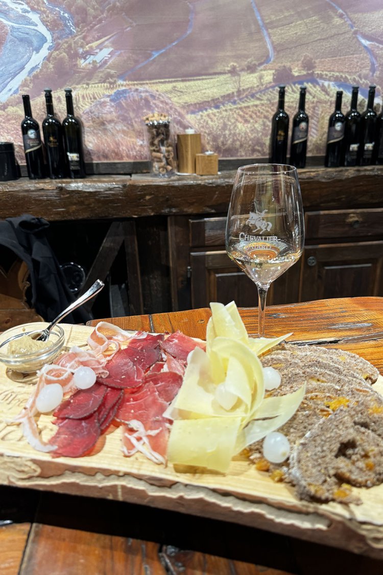 ヴァレープレートと一緒にワインをいただく。